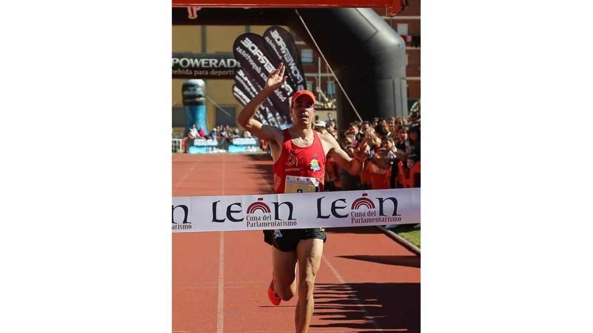 Fernández Pinedo levanta los brazos como vencedor.