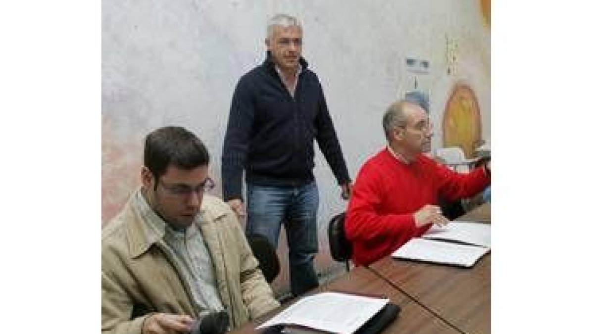García Regueiro, en el centro, ayer en rueda de prensa