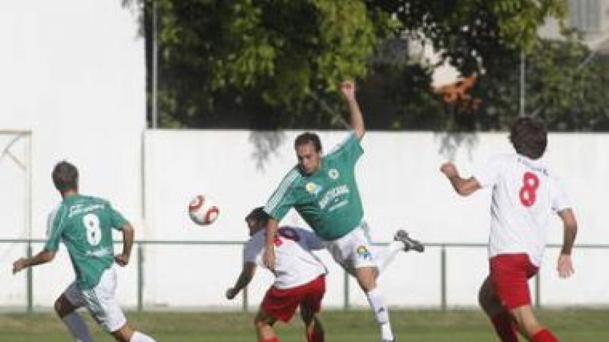 El conjunto maragato sumó un meritorio empate ante el Almazán en tierras sorianas.