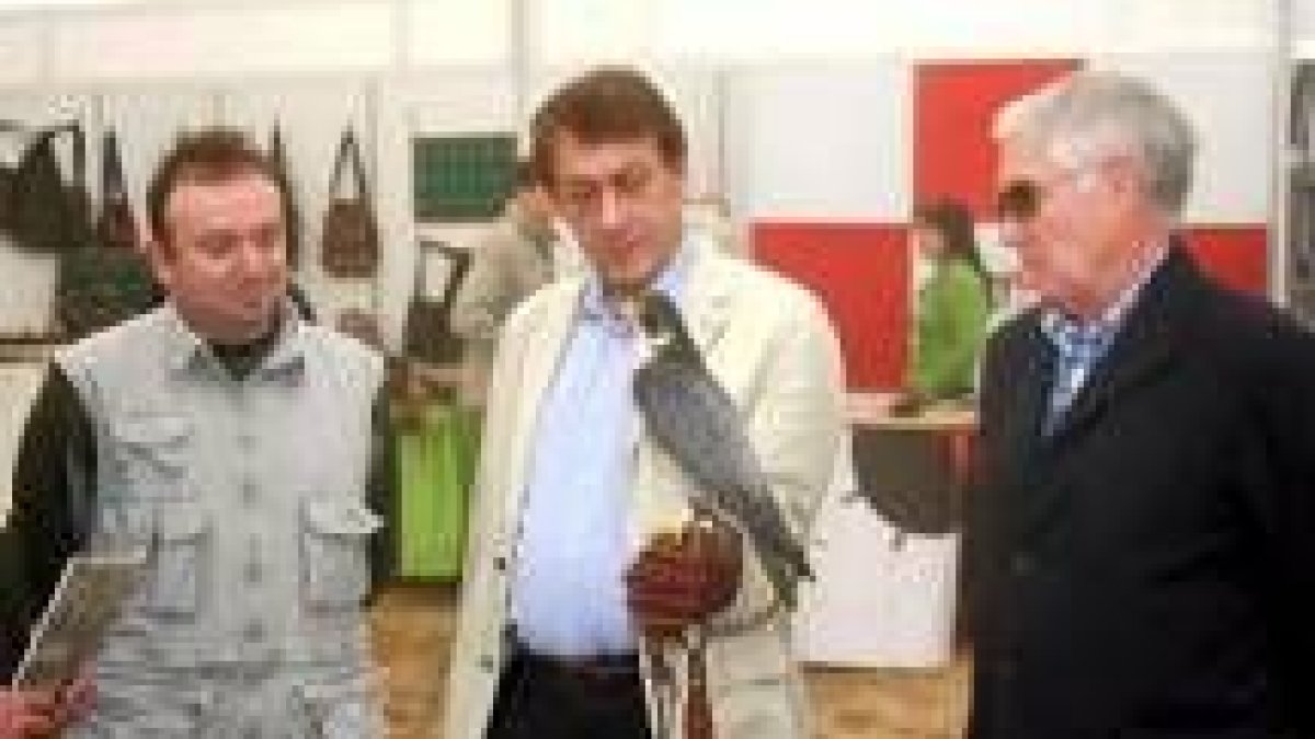 Javier García-Prieto sostiene un ave, junto a Enrique Gil
