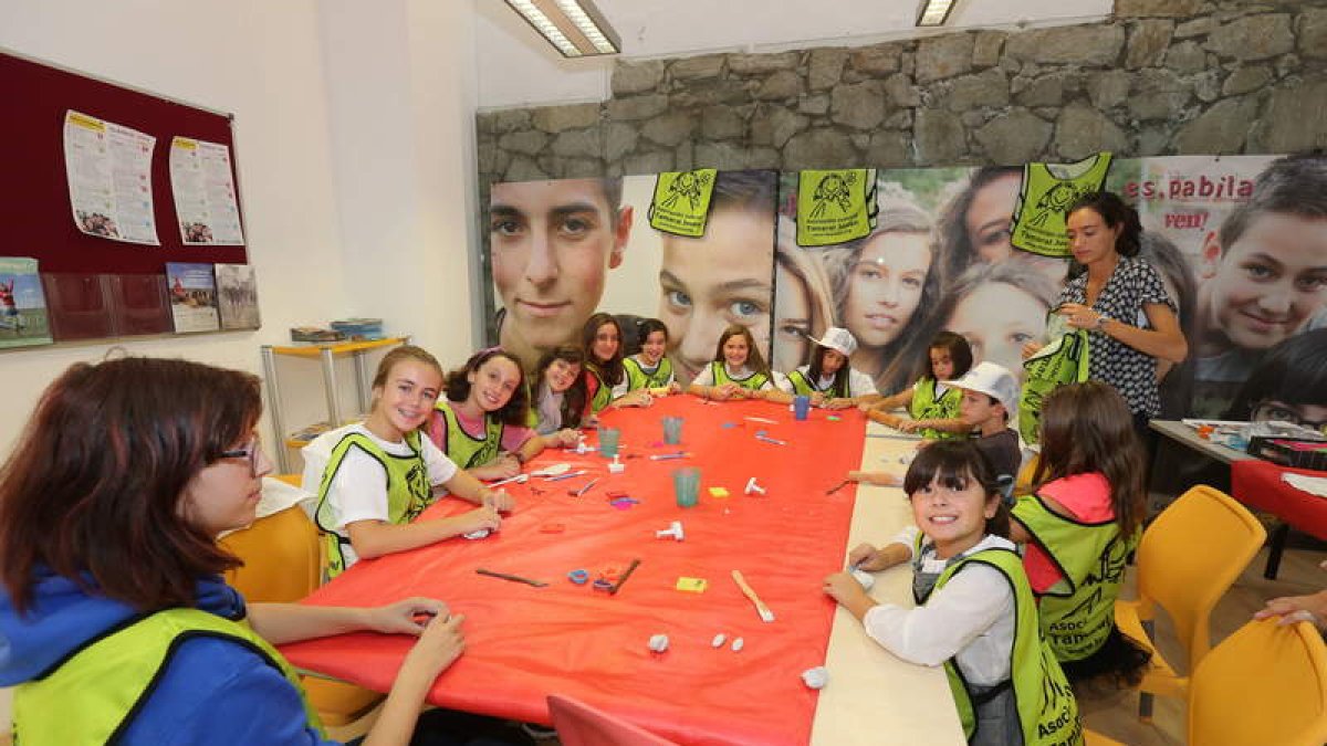 Varios talleres de manualidades ocuparon a quienes se acercaron ayer a Espacio Vías.