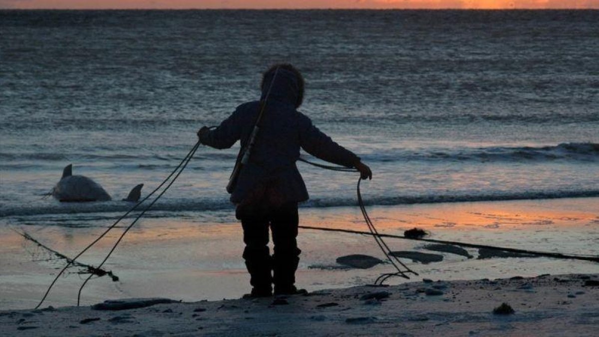 Un pescador en las costas del estrecho de Bering, en Alaska.