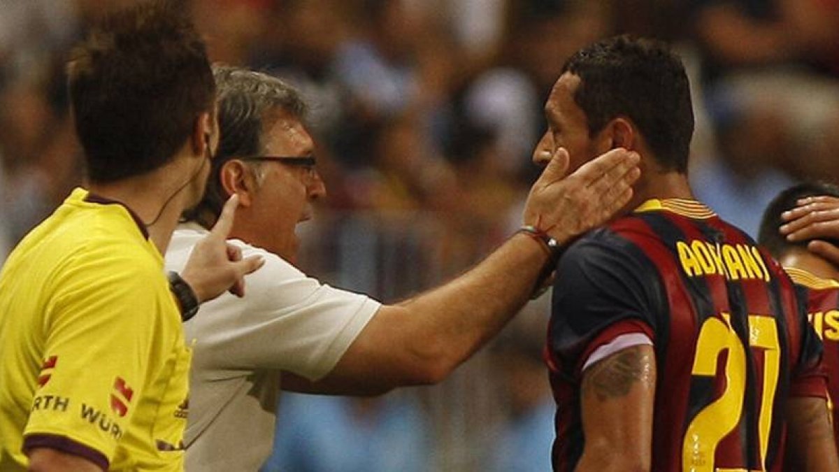 Martino felicita a Adriano por su gol.