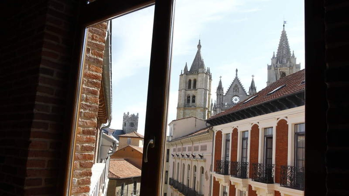 Vista de la zona de la Catedral desde la nueva sede de Cáritas en la calle Sierra Pambley de la capital leonesa.