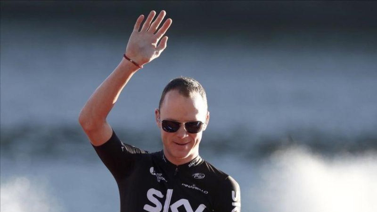 Chris Froome saluda al público durante la presentación de equipos de la Vuelta.