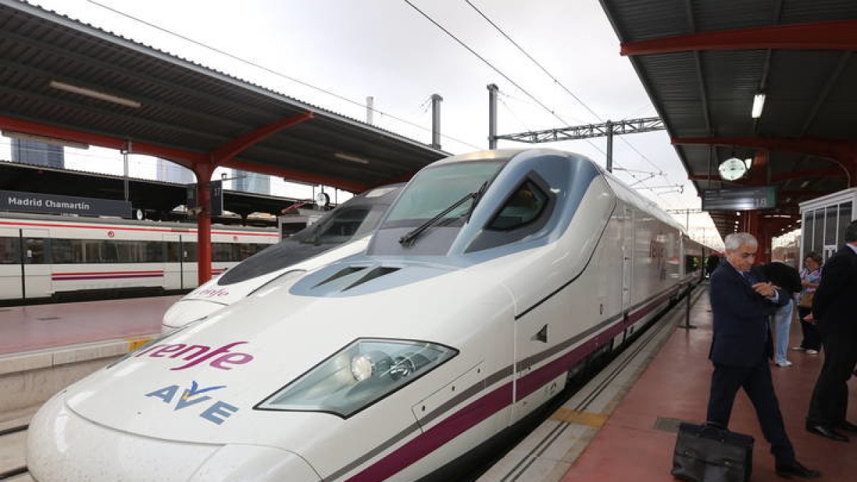 Un tren del AVE en León: MARCIANO PÉREZ