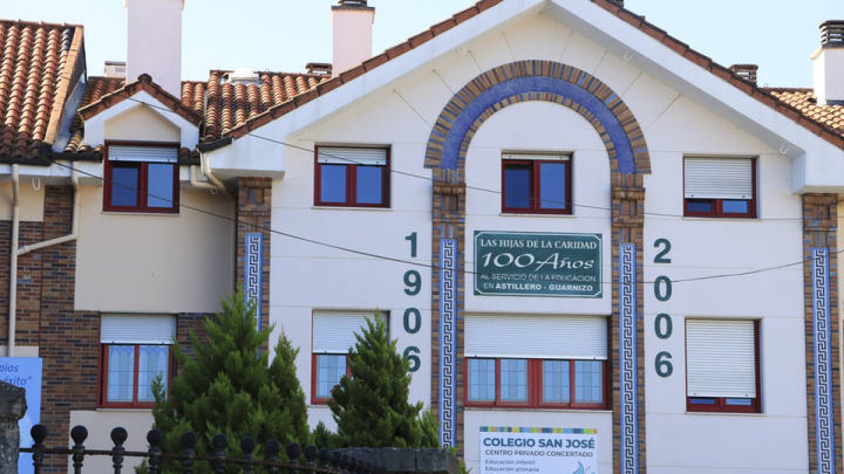 Vista del exterior del colegio concertado San José de Astillero (Cantabria). CELIA AGÜERO PEREDA