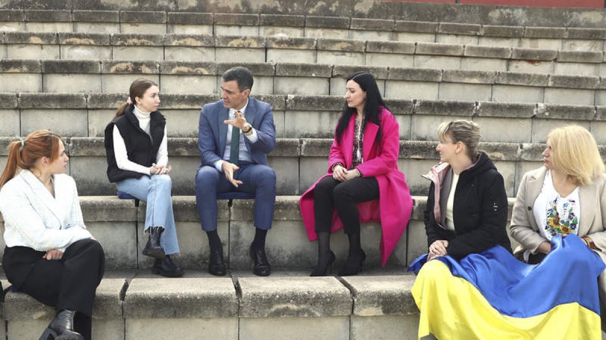 Pedro Sánchez mantuvo ayer un encuentro con refugiados ucranianos. FERNANDO.CALVO