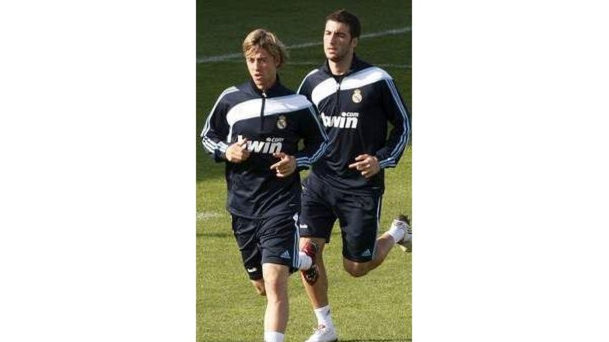 Guti e Higuaín en el entrenamiento de ayer.