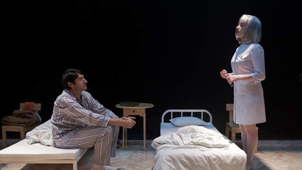 Imagen de Carmelo Gómez en una de las escenas de la obra de teatro que hoy y mañana representa en el Auditorio.