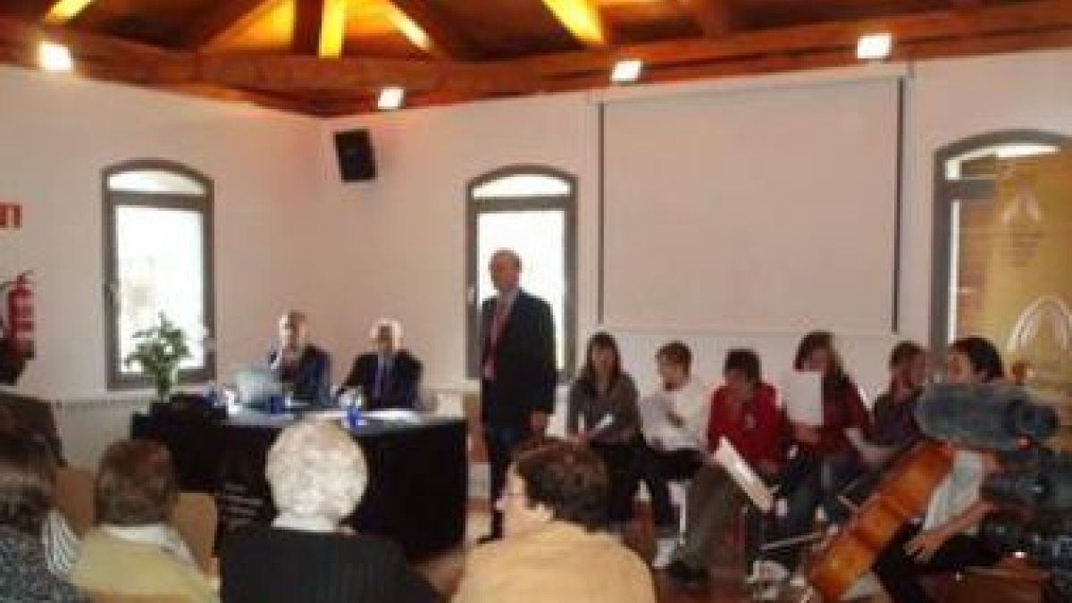 José Manuel Fernández, en el centro, en un momento de homenaje recibido en Sabero