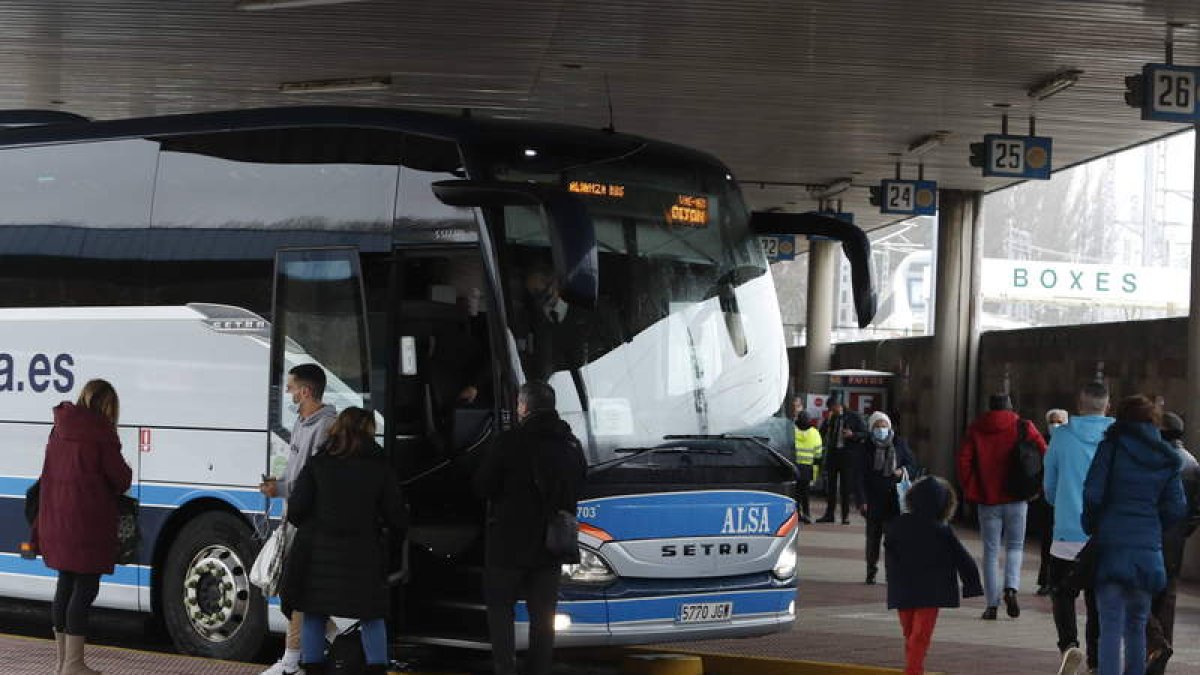 Las calles Alfonso V y Gil y Carrasco se reurbanizarán, pero no se cortará el tráfico. MARCIANO PÉREZ