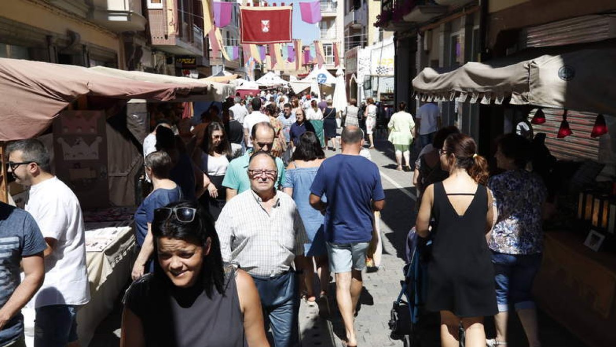 Buena afluencia en el primer día del Mercado Medieval. RAMIRO