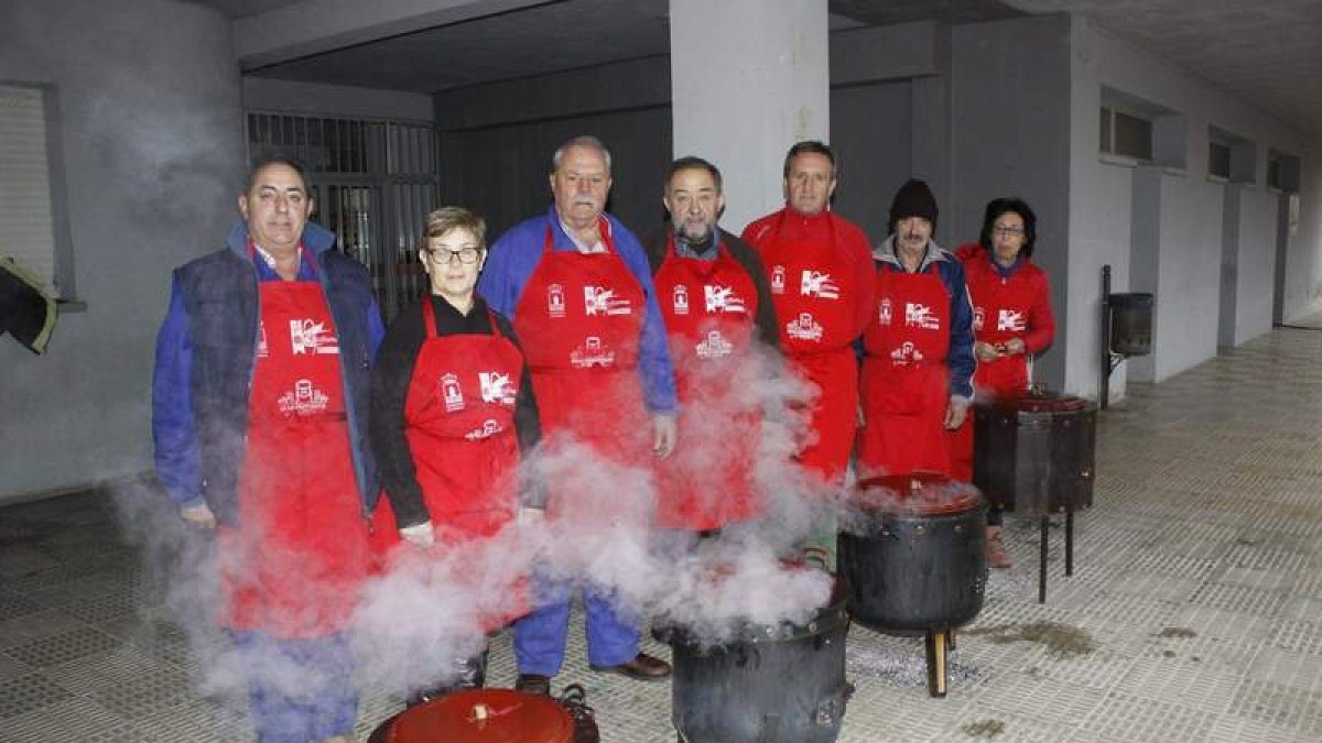Miembros de la asociación de ferroviarios en la elaboración de varias ollas. CAMPOS