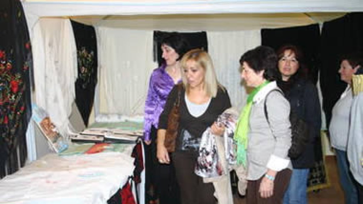 La presidenta Isabel Carrasco participa en una de las iniciativas desarrolladas.