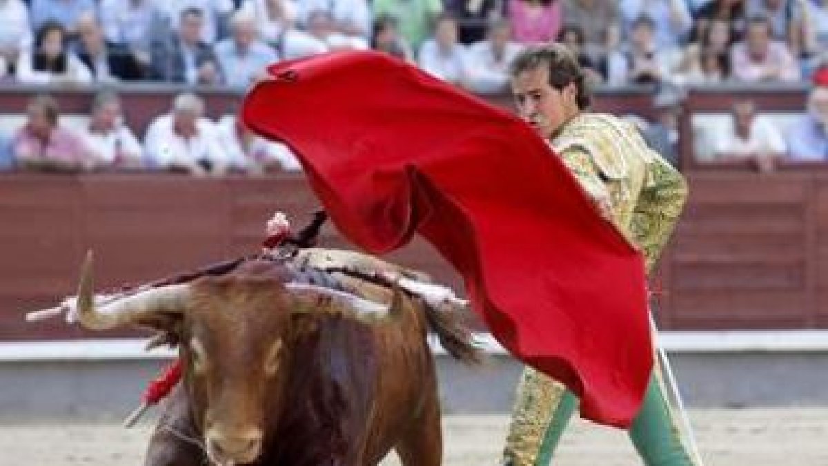 César Jiménez durante la faena a su primero.