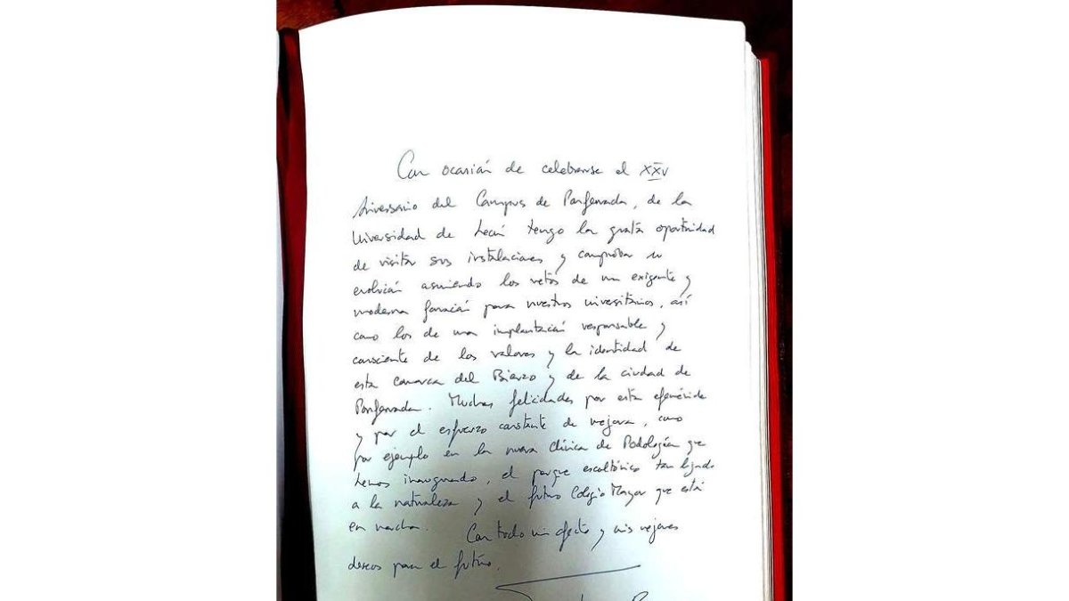 Imagen de la dedicatoria firmada por el monarca. ULE