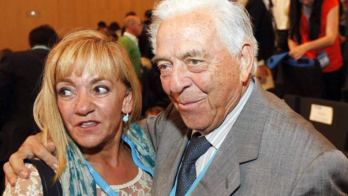 Carrasco saluda al veterano compromisario en Ávila.