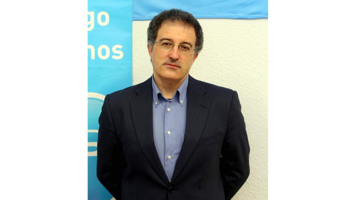 Arsenio García es un astorgano, funcionario de carrera que ha hecho del servicio a los demás su vocación profesional. «Creo que la política sigue teniendo algo de noble y de sacrificio y trabajo por lo demás, por amor a su ciudad y a sus convecinos», expl