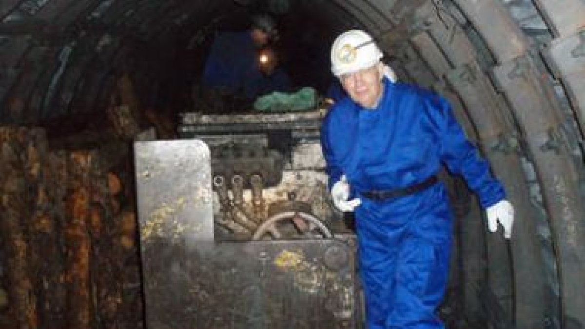 Monseñor Julián López, en la visita a la mina de Cerredo.