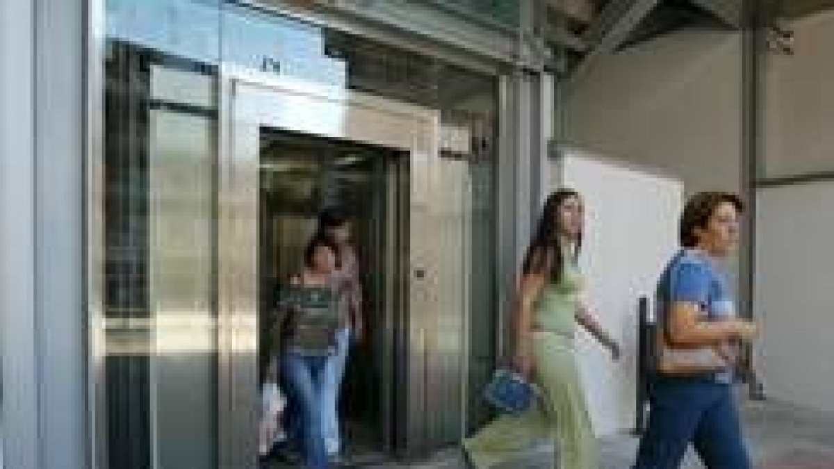 Aunque los ancianos son los principales usuarios del ascensor, otras personas también lo utilizan