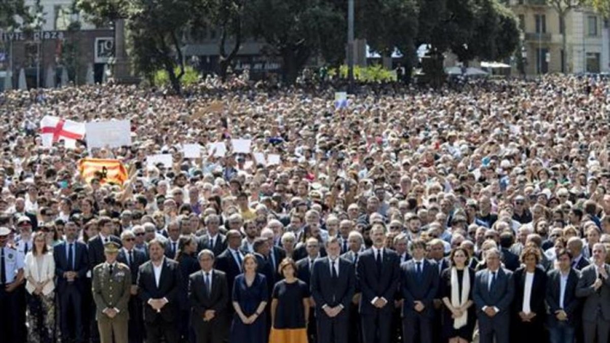 El Rey, Rajoy, Puigdemont, Colau y otras autoridades y miles de ciudadanos, durante el minuto de silencio en la plaza de Catalunya, el pasado viernes.