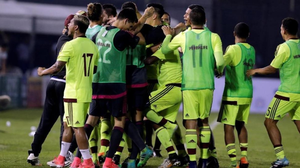 Los jugadores de Venezuela celebran el gol de la victoria ante Paraguay.