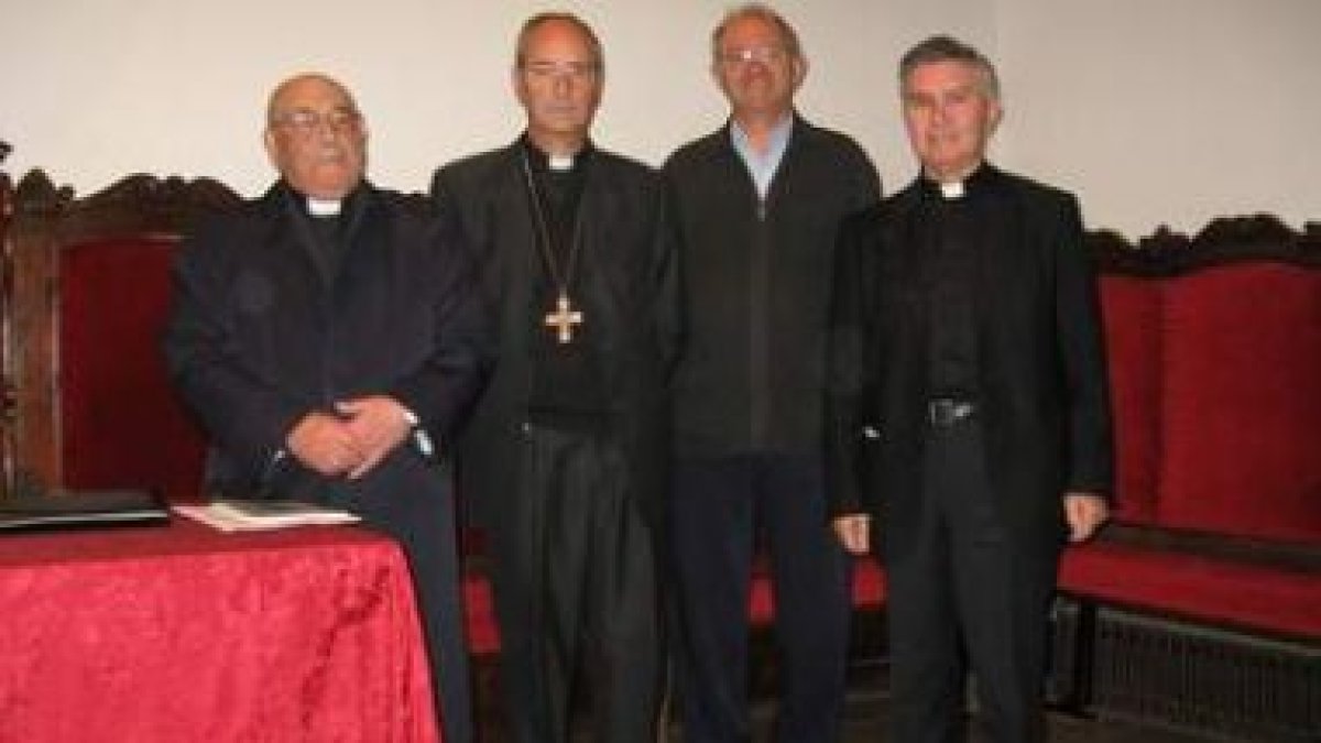 El obispo de Astorga posa con los tres nuevos prelados de honor.