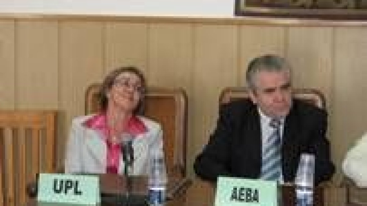 Paquita del Caño (UPL) y Ramón Santoveña (Aeba), dos concejales y dos portavoces para el grupo mixto