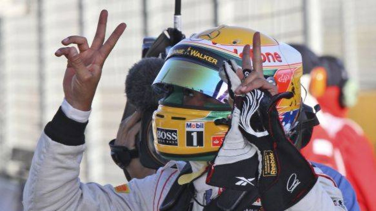 Lewis Hamilton celebra la 'pole' obtenida en Australia.