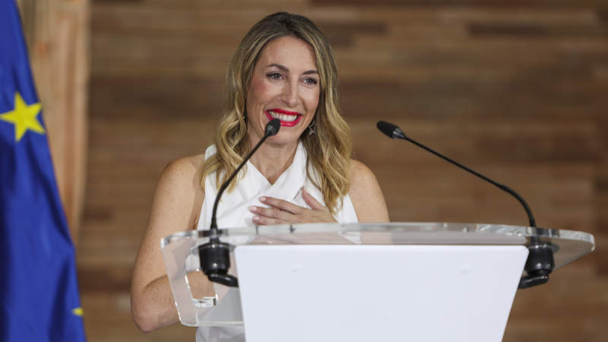 A la izquierda, toma de posesión en Valencia; a la derecha, la nueva presidenta extremeña. EFE