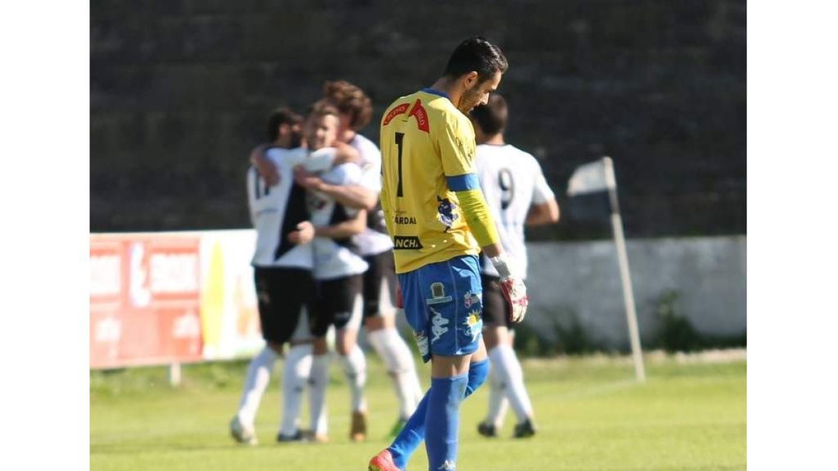 ‘Pulpo’ Romero se muestra triste y cabizbajo tras encajar el primer gol materializado de penalti por Víctor Bravo. CHAVERRI GOÑI