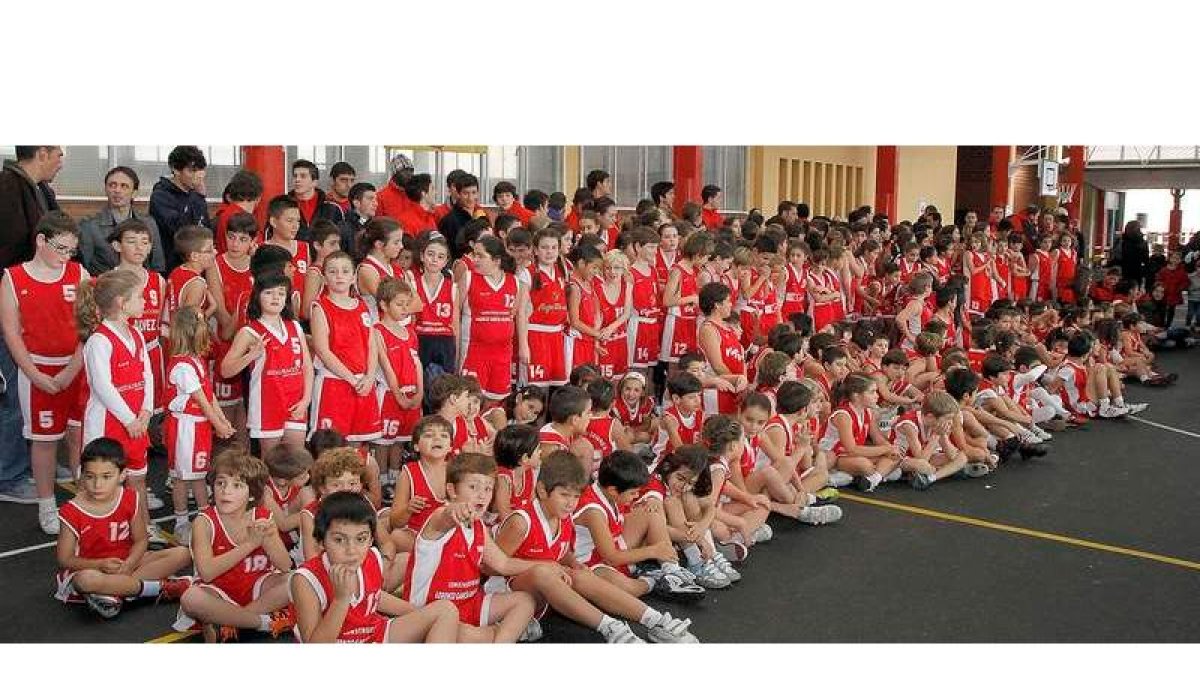 Decenas de alumnos de Las Josefinas posan con ropa deportiva en la inauguración del nuevo pabellón cubierto del centro.