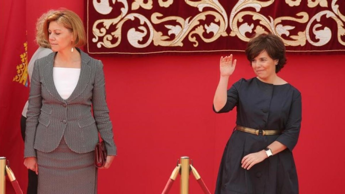 María Dolores de Cospedal y Soraya Sáenz de Santamaría, el miércoles, en el desfile militar que se realizó en la Puerta del Sol con motivo de la fiesta regional del Dos de Mayo.