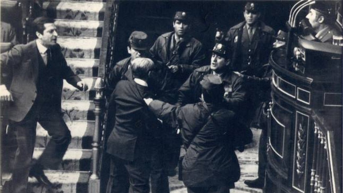 23 de febrero de 1981: Histórica imagen de Suárez en el Congreso tras el asalto de Tejero.