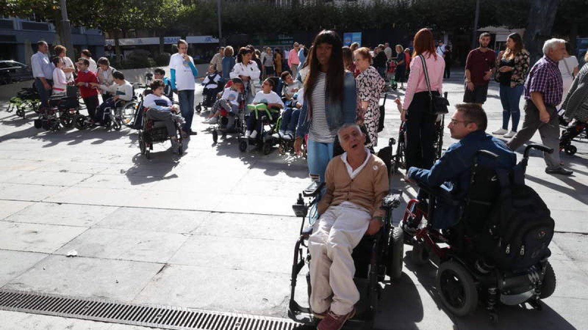 Personas de Aspace en el acto de ayer en la plaza de las Cortes. RAMIRO