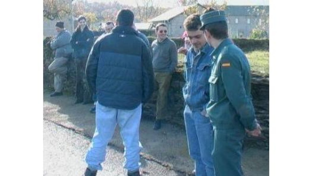 Los vecinos de Páramo cortaron ayer los accesos a la cantera