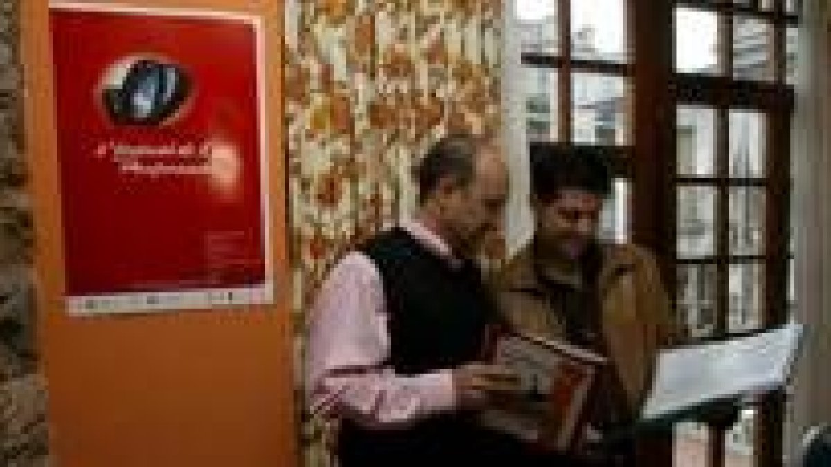 Uno de lo organizadores del festival, Antonio Donis a la derecha, en la presentación ante los medios