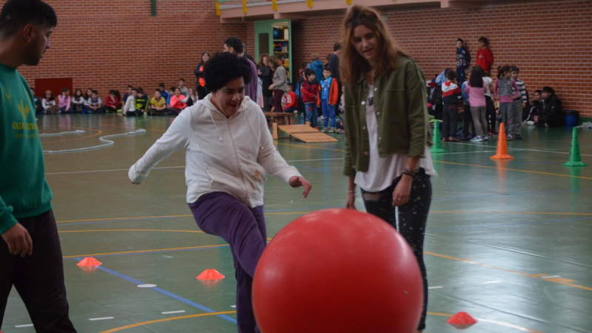 Una usuaria de Asprona golpea a una pelota en la jornada celebrada ayer en Valencia. MEDINA