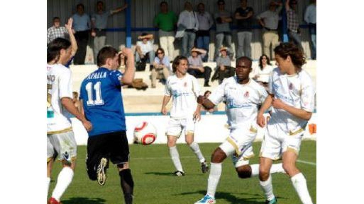 El balón no tuvo dueño, como muestra la imagen con Lobato, Ederra, Tomillo, Cédric y Martín sin pode