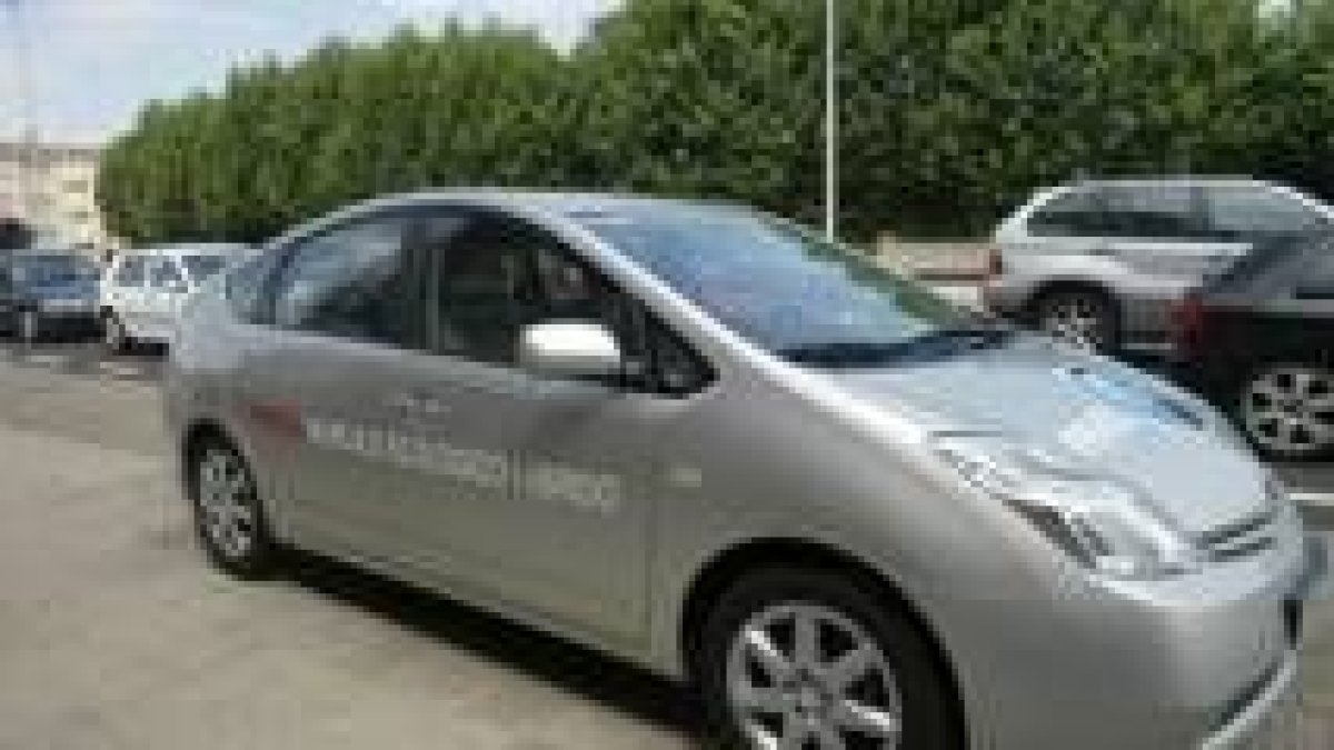 En la imagen, el vehículo ecológico Prius de la marca Toyota que está a la venta