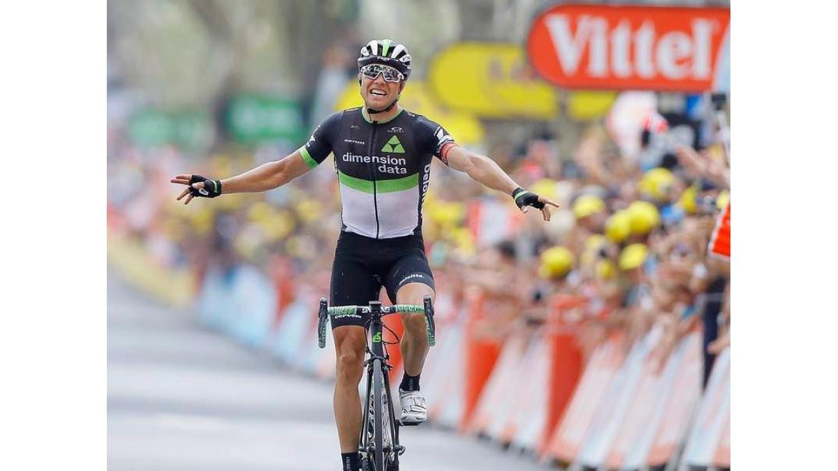 Boasson entra victorioso en la meta ayer en el Tour. GHEMENT
