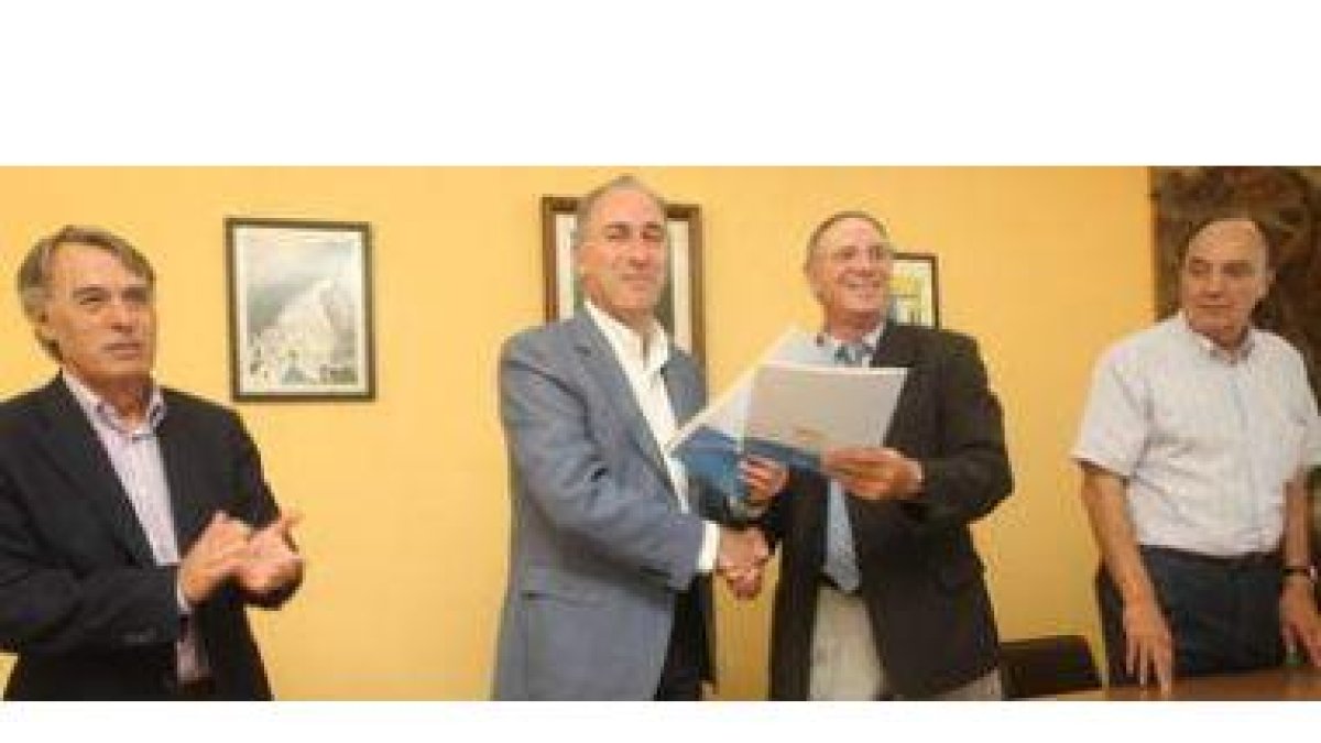 Francisco Álvarez, Antonio Gato y los presidentes de los regantes, tras la firma del convenio.