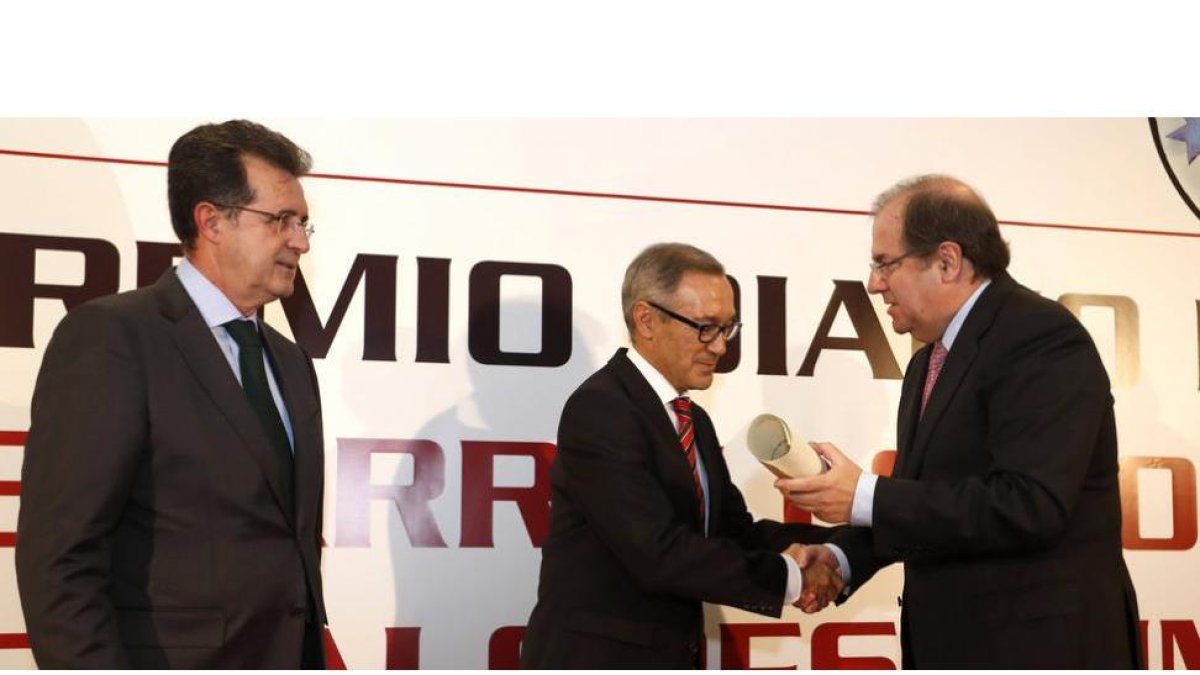 El presidente de la Junta de Castilla y León, Juan Vicente Herrera, entrega el X Premio ‘Diario de León’ al Desarrollo Social y los Valores Humanos al presidente de la Asociaciación Española Contra el Cáncer de León, Serafín de Abajo Olea