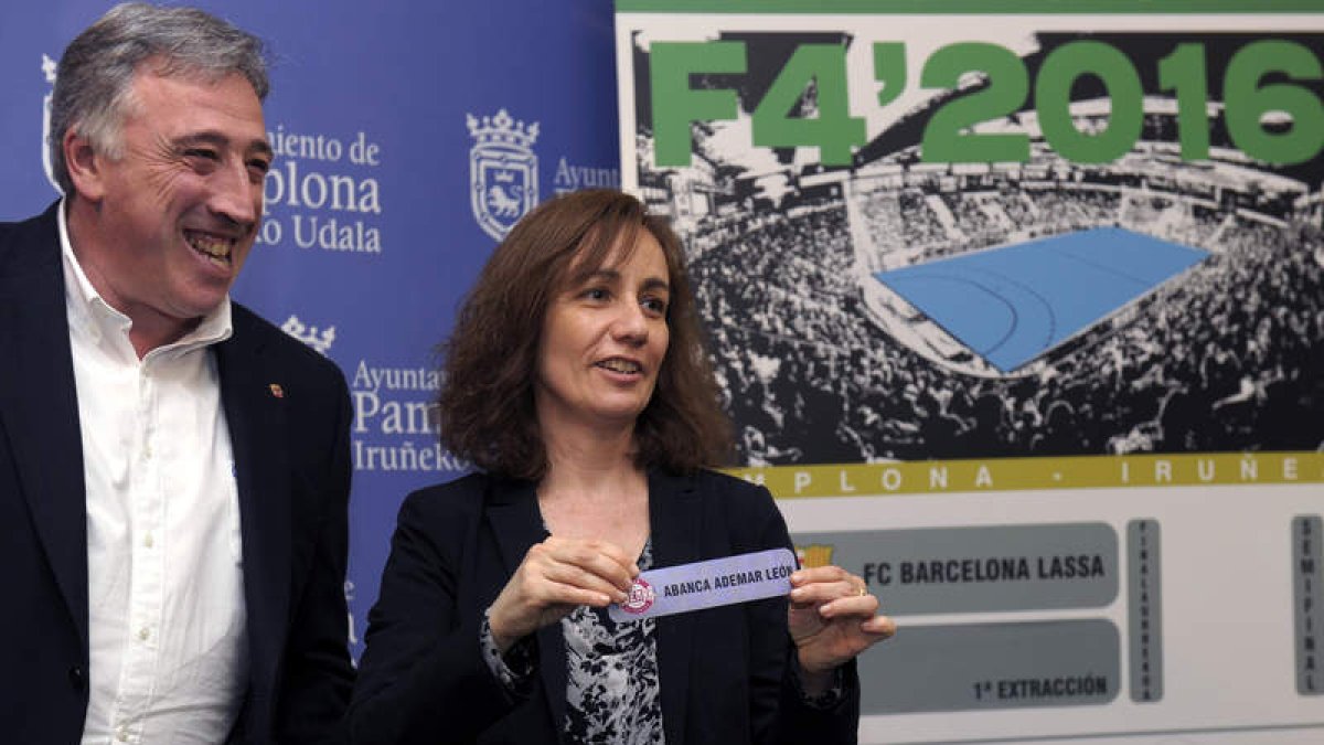 La consejera de Deporte en Navarra, Ana Herrera, fue la encargada de sacar la bola del Ademar. VILLAR LÓPEZ