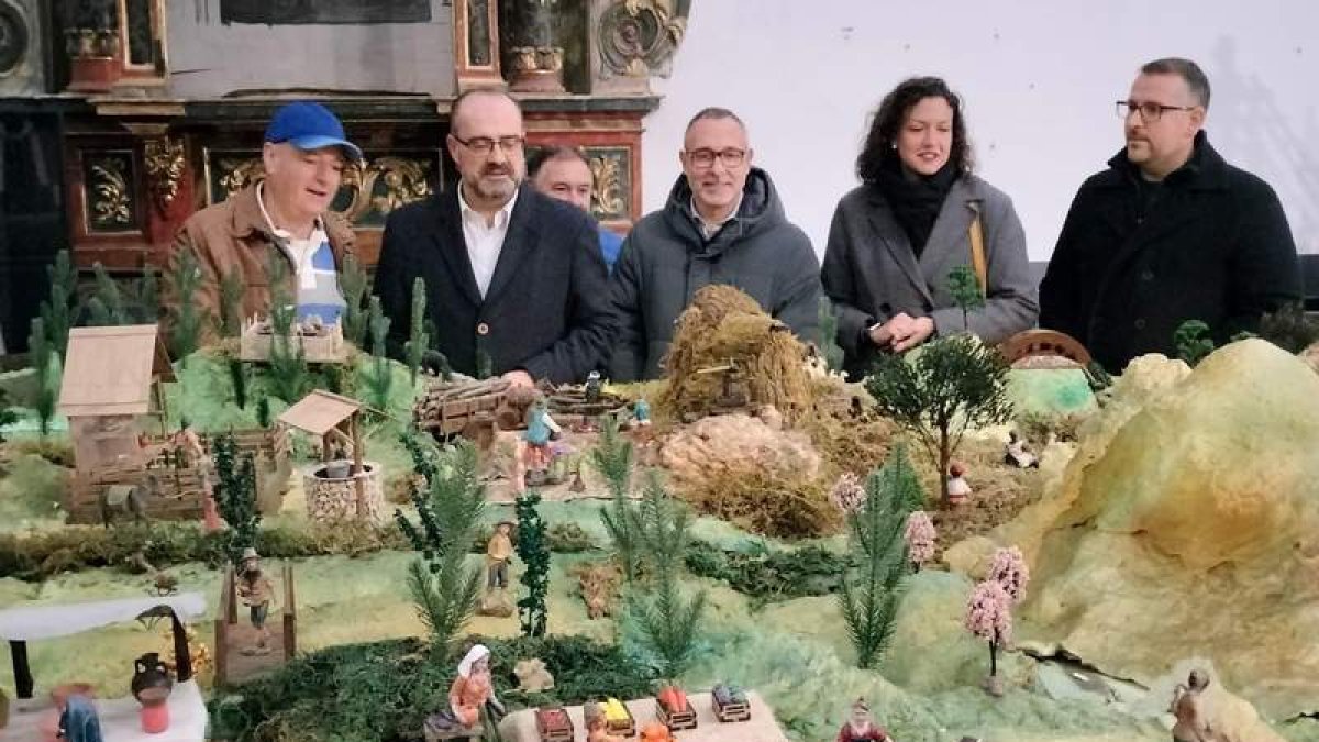 Marco Morala, el autor del Belén y varios concejales, en la inauguración el viernes. DL