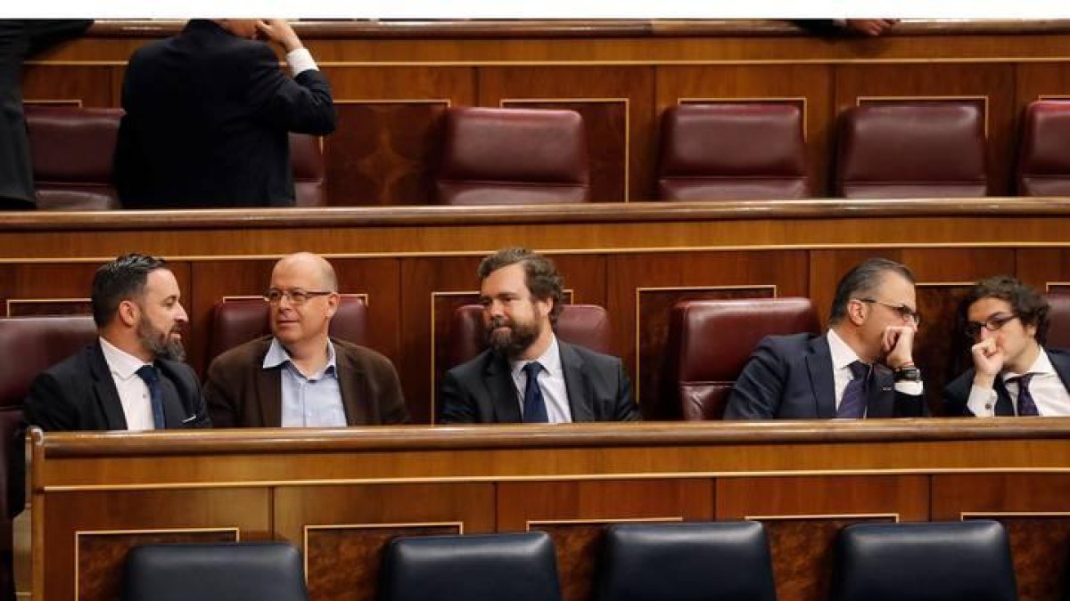 Santiago Abascal,iz., conversa con el diputado del PSC José Zaragoza,2ºiz. en los escaños del Congreso
