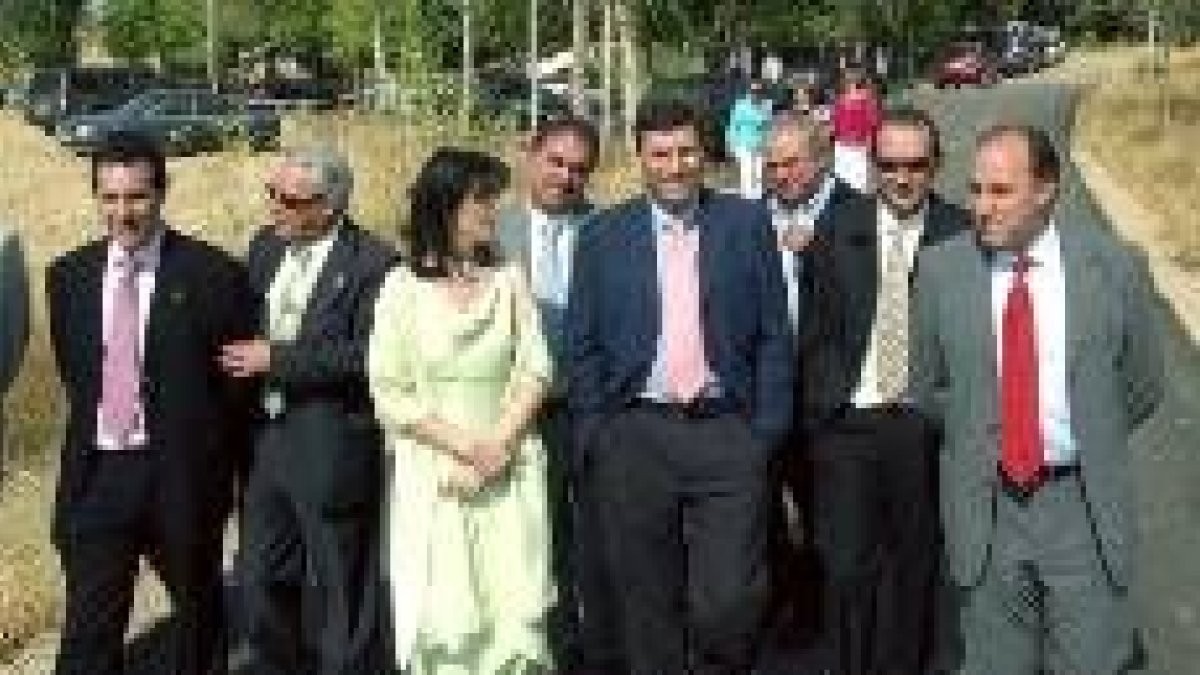 El consejero de Medio Ambiente, en el centro de la foto, en un acto ayer en una localidad palentina