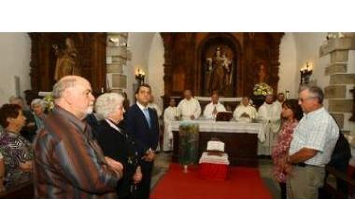 José y Úrsula Leutenegger y Carlos López Riesco acompañaron al obispo de Astorga durante la celebrac
