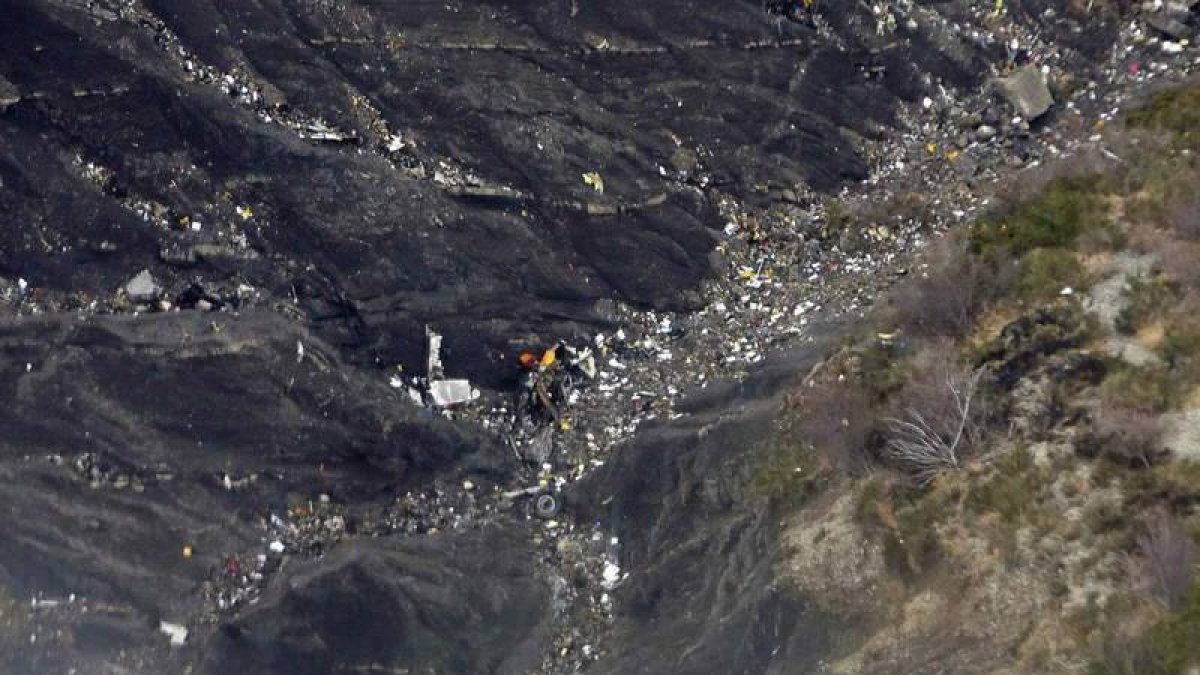 Vista aérea de los restos del avión en el lugar en el que se estrelló.